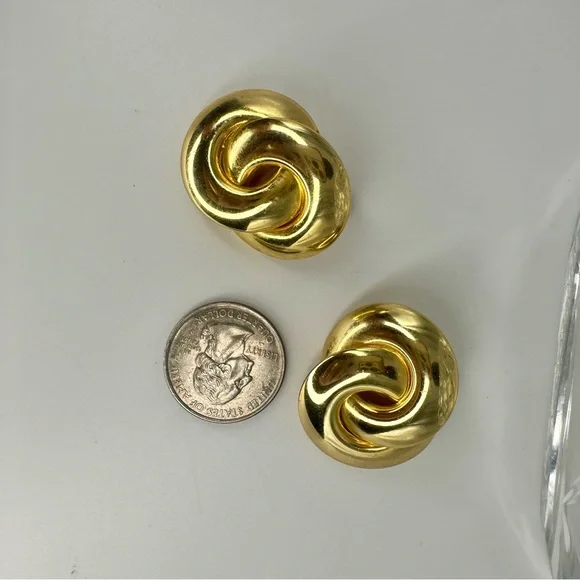 2” Vintage Chunky Interlocking Gold-Tone Clip Earrings - Picture 7 of 7